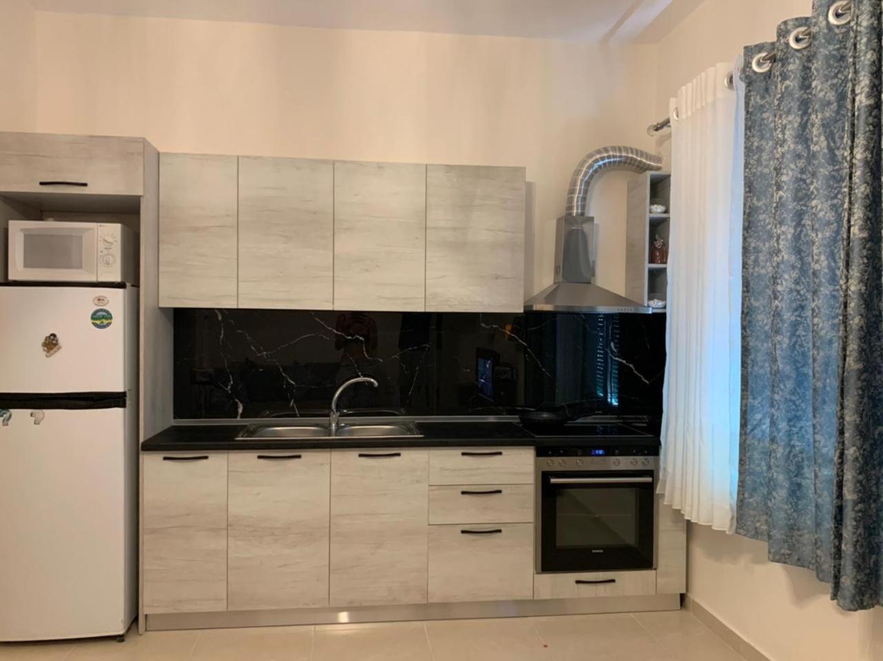 Alloggio in famiglia Malsi's, Private With Shared Bathroom And Kitchen Tirana
